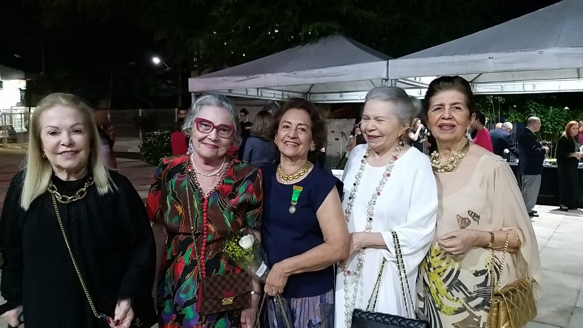 Ana Sampaio recebeu medalha e aplausos das amigas Mônica Arruda, Salete Castelo Amoreira, Selma Pagneretti e Nêda Barros(Foto: Divulgação)