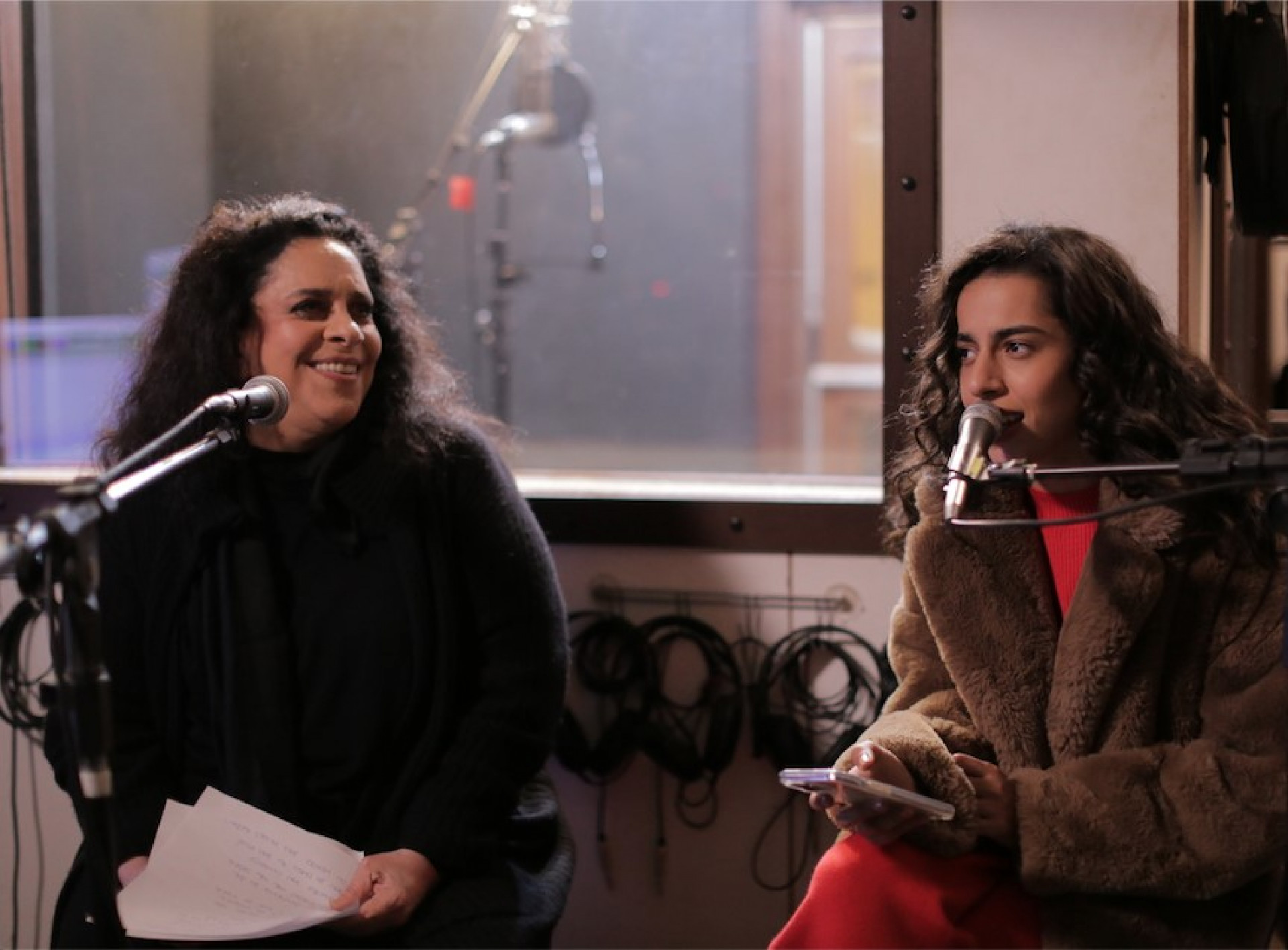 Gal Costa e Marina Sena em gravação para o álbum 'Biscoito Fino' (Foto: Alile Dara/ Divulgação)