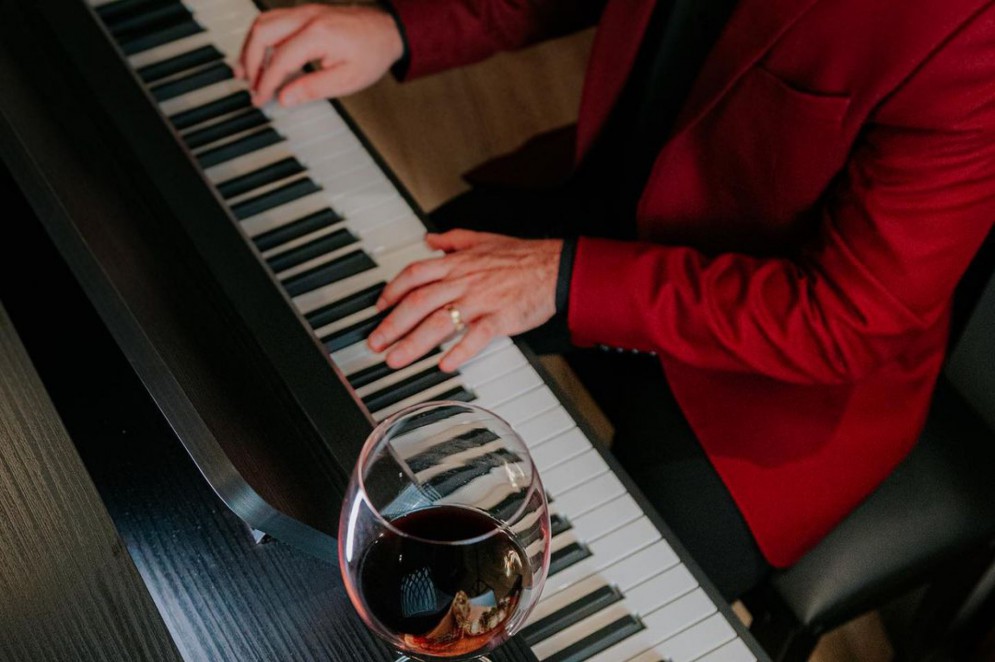 Local une música com degustação de vinhos.