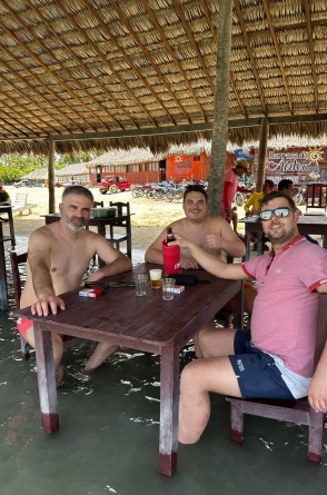 Português Henrique Lopes e seu amigos, Luís Sérgio e André Lino, em férias no Ceará, conhecendo Camocim(Foto: Divulgação/Arquivo Pessoal)