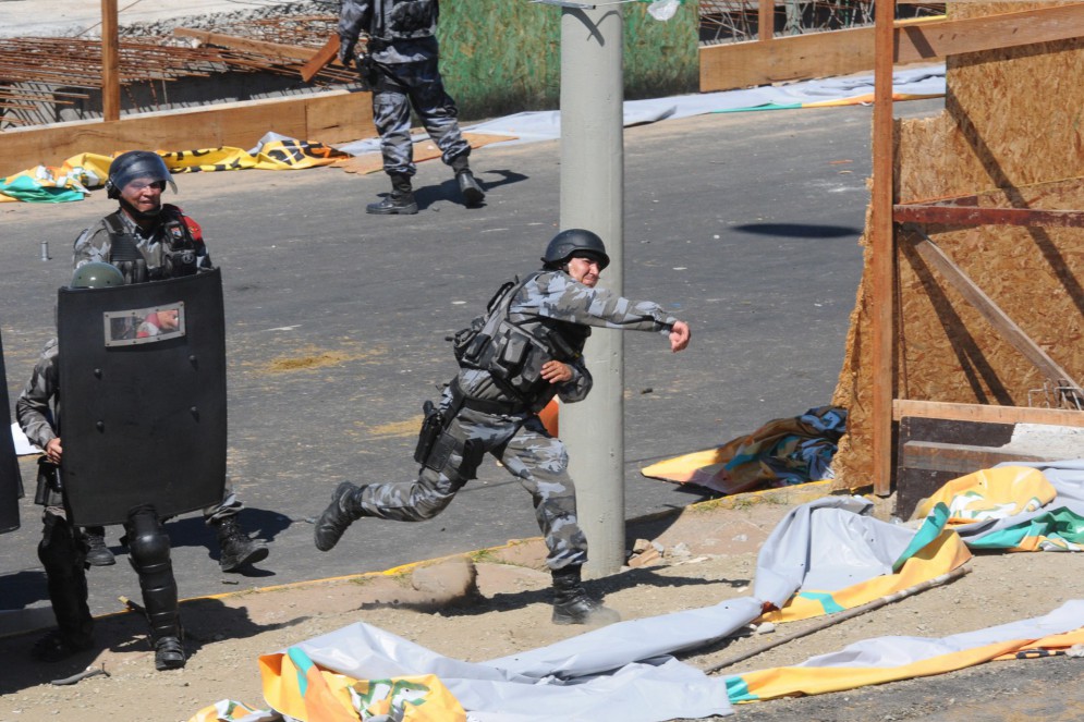 Policial em confronto com  manifestantes em Fortaleza, em junho de 2013(Foto: O POVO.DOC)