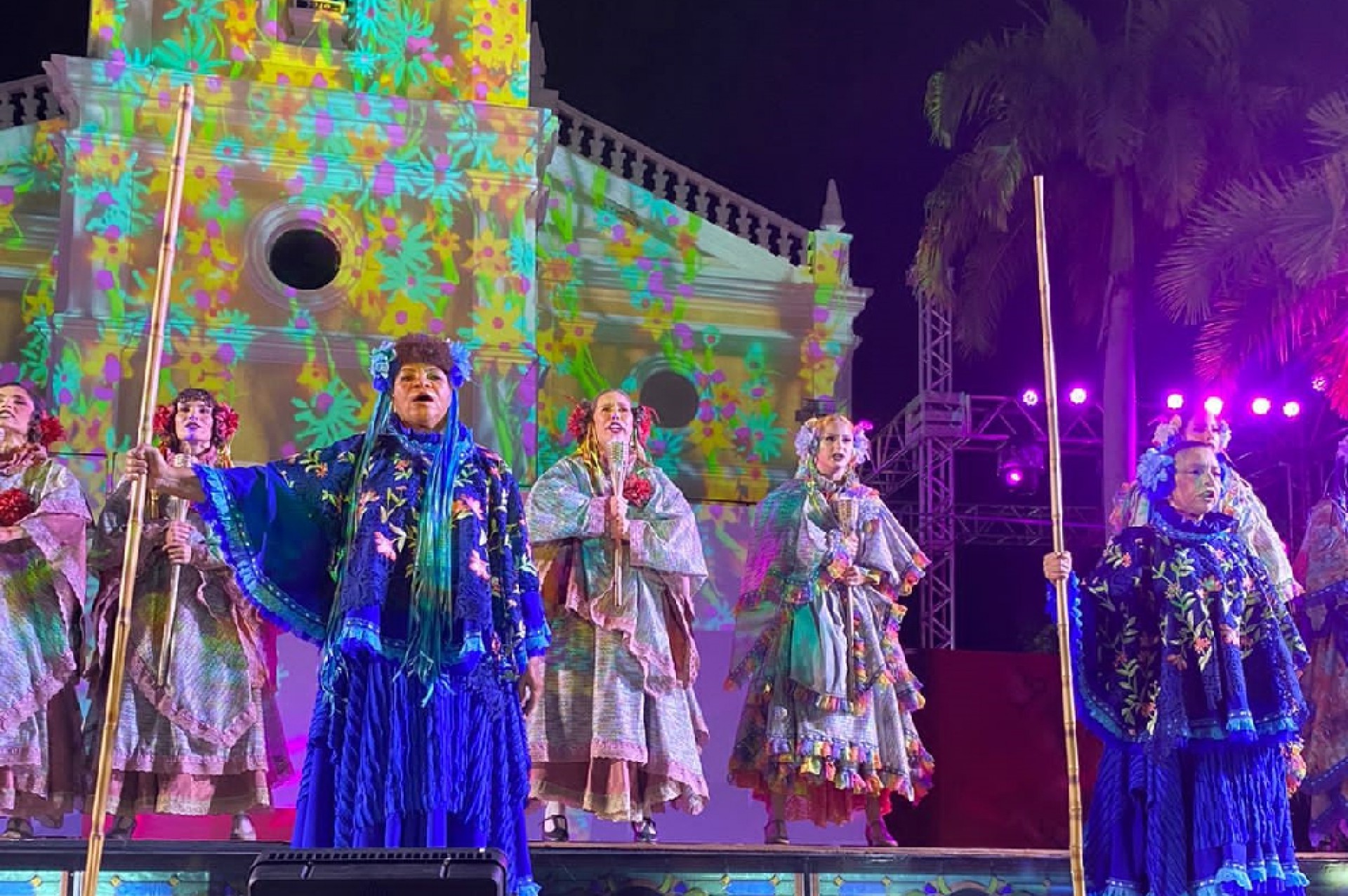 Em frente à igreja principal de Mossoró, a encenação de 