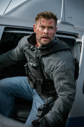 Chris Hemsworth interpreta o mercenário Tyler Rake em 