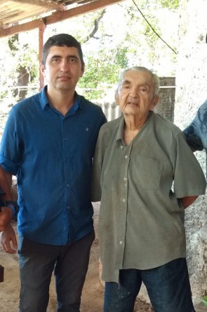 Última foto de Rui Rodrigues com o pai, seu Vicente, criador do estaleiro naval na Barra do Ceará (Foto: Arquivo Pessoal de Rui Rodrigues)