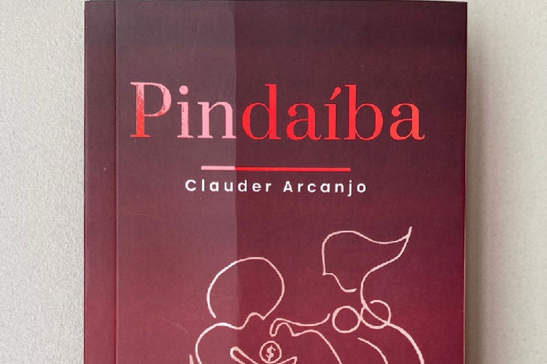 Capa do livro do escritor Clauder Arcanjo (Foto: Acervo Ana Márcia Diógenes)