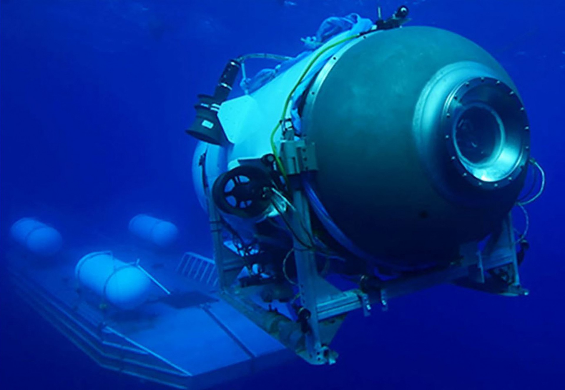 ￼IMAGEM mostra o lançamento do submersível Titan de uma plataforma (Foto: DIVULGAÇÃO / EXPEDIÇÕES OCEANGATE / AFP)