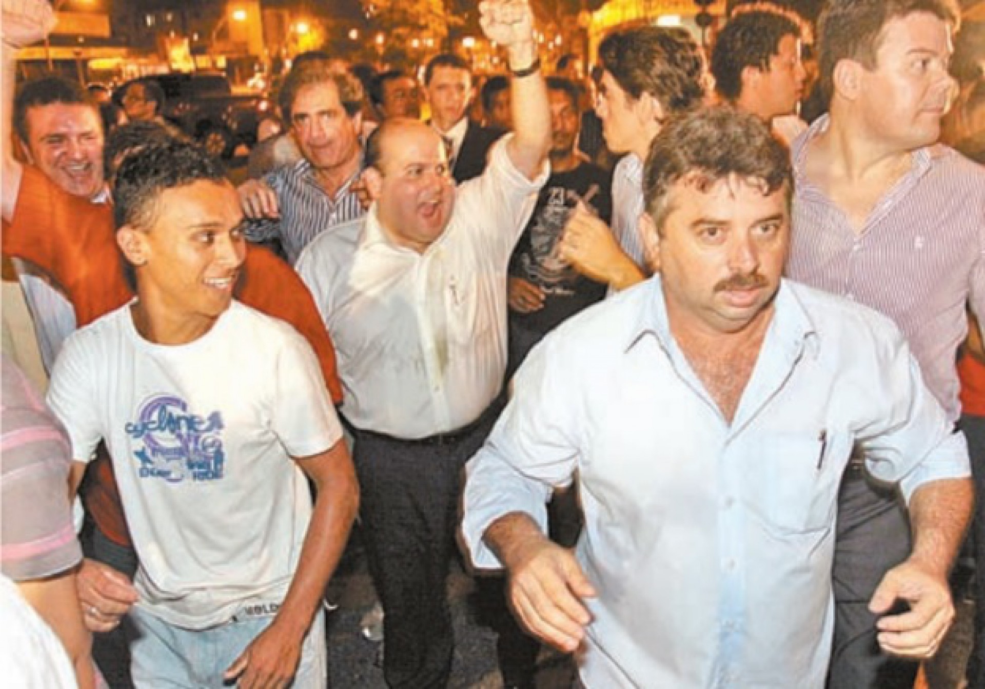 Roberto Cláudio comemora decisão do PSB que destituiu Sergio Novais do comando do PSB, em 2011. Ele era presidente da Assembleia. Ao lado dele, Zezinho Albuquerque, hoje no Progressistas (Foto: Marcus Campos, em 15/9/2011)