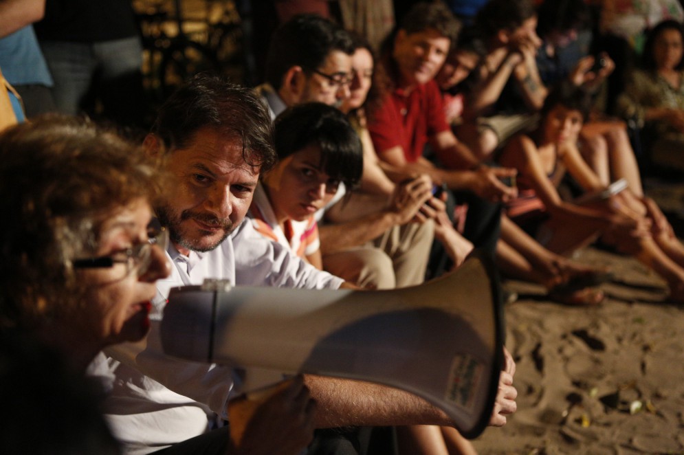 Cid Gomes, então governador do Ceará, com Rosa da Fonseca, no acampamento dos manifestantes que protestavam contra a construção do viaduto do Cocó, na avenida Engenheiro Santana Jr, movimento que veio na sequência dos protestos de junho(Foto: Fco Fontenele)