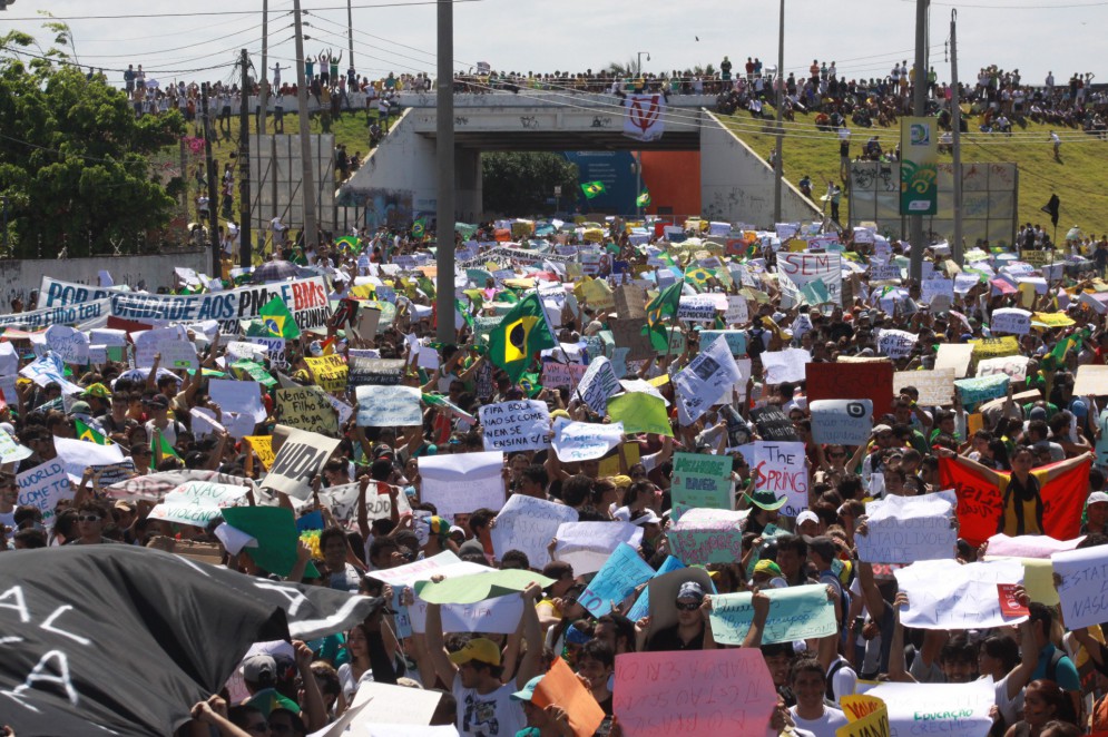 Concentração de manifestantes no viaduto de acesso ao Castelão nos protestos de junho de 2013(Foto: Mauri Melo/O POVO 19-6-2013)