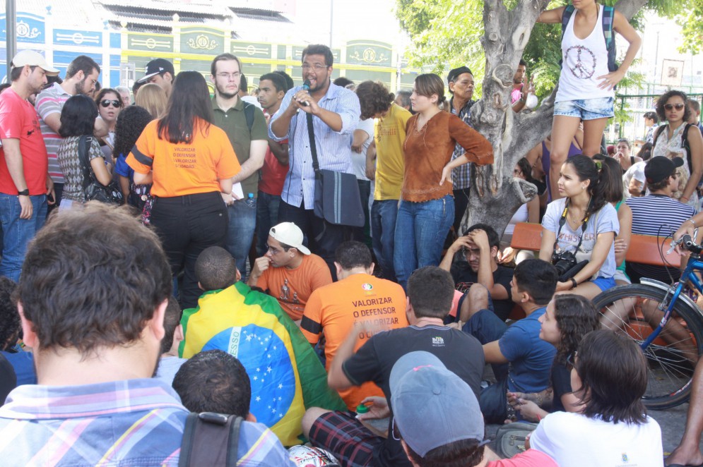 Assembleia dos manifestantes próximo ao Legislativo estadual(Foto: - Mauri Melo/O POVO 23-6-2013)