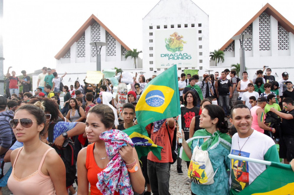 Protestos de Junho de 2013 em frente ao Dragão do Mar(Foto: Fábio Lima)