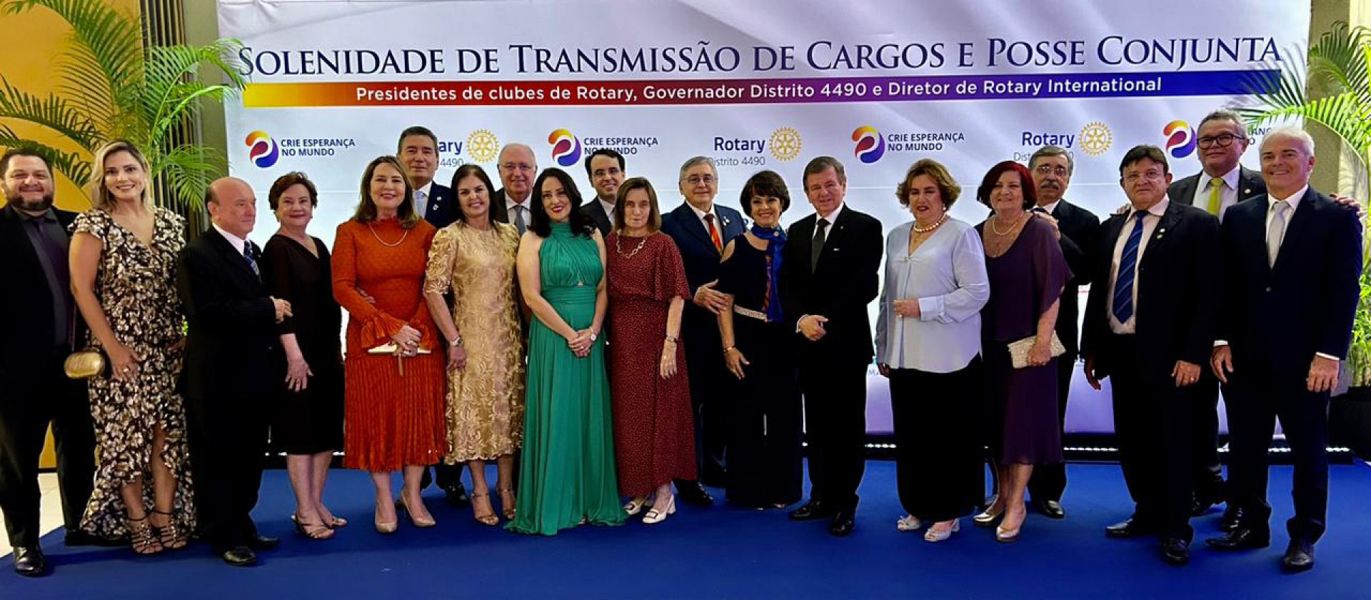 (Foto: Divulgação)Integrantes do RC Planalto na festa
 de posse, tendo ao centro Júlio Santisteban, peruano e ex-diretor do Rotary International