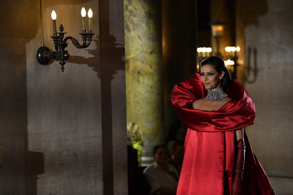 Maria Fernanda Cândido interpreta Maria Calas no desfile do estilista Stephane Rolland na Paris Fashion Week (Foto: JULIEN DE ROSA / AFP)