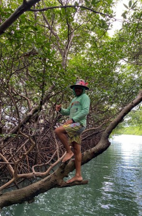 Seu Neném vive do trabalho na comunidade. É guia, pescador e guardião das informações do mangue(Foto: Danilo Fontenelle / Especial para O POVO)