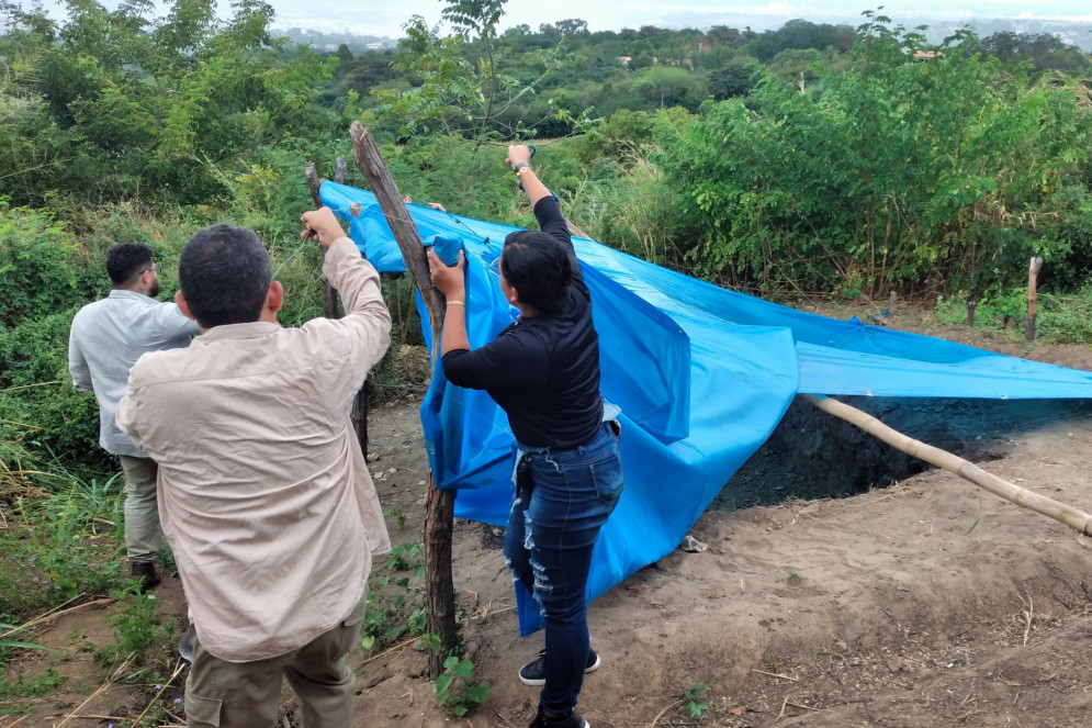 O buraco da escavação é protegido por duas lonas impermeáveis.(Foto: Catalina Leite)