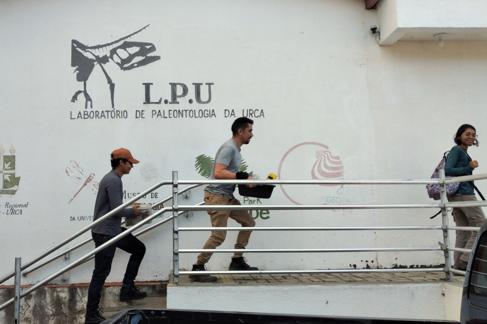 Após o dia de escavação, os materiais são levados para o Laboratório de Paleontologia da Urca.(Foto: Catalina Leite)