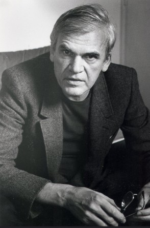 Milan Kundera estreou com o livro A Brincadeira, obra que ridiculariza o regime comunista francês (Foto: Stephen Page/Faber Journal)