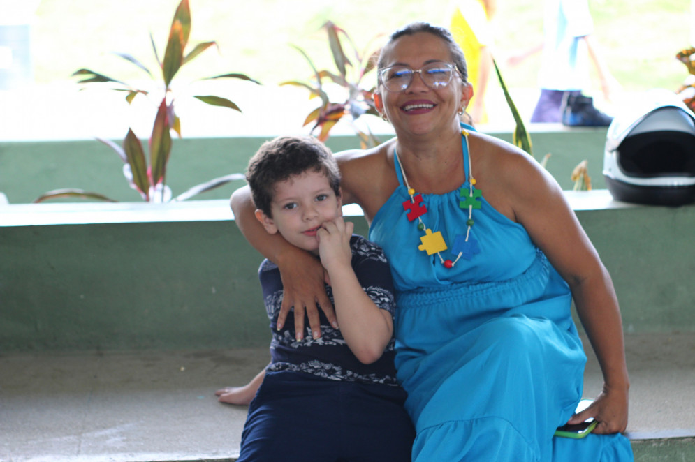 Tati Sousa e seu filho Pedro, moradores de Quixeramobim, no Sertão Central do Ceará(Foto: Afaaq / Divulgação)