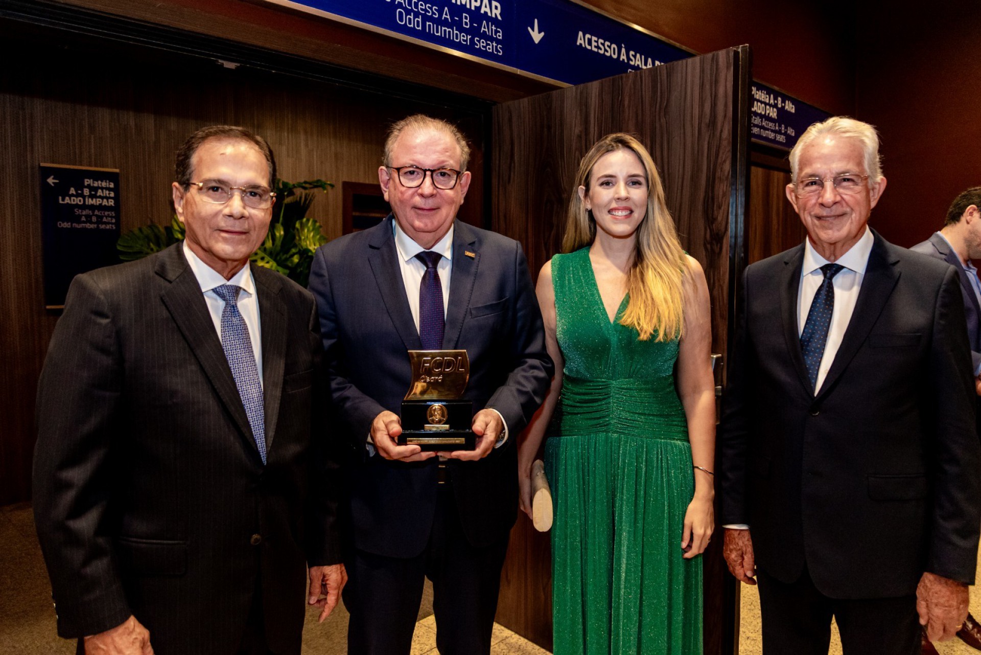 (Foto: Divulgação)Agraciado com vice-governadora e
Carlos Prado