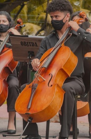 Luciano Damasceno, violoncelista, é um dos jovens formados na Tapera das Artes