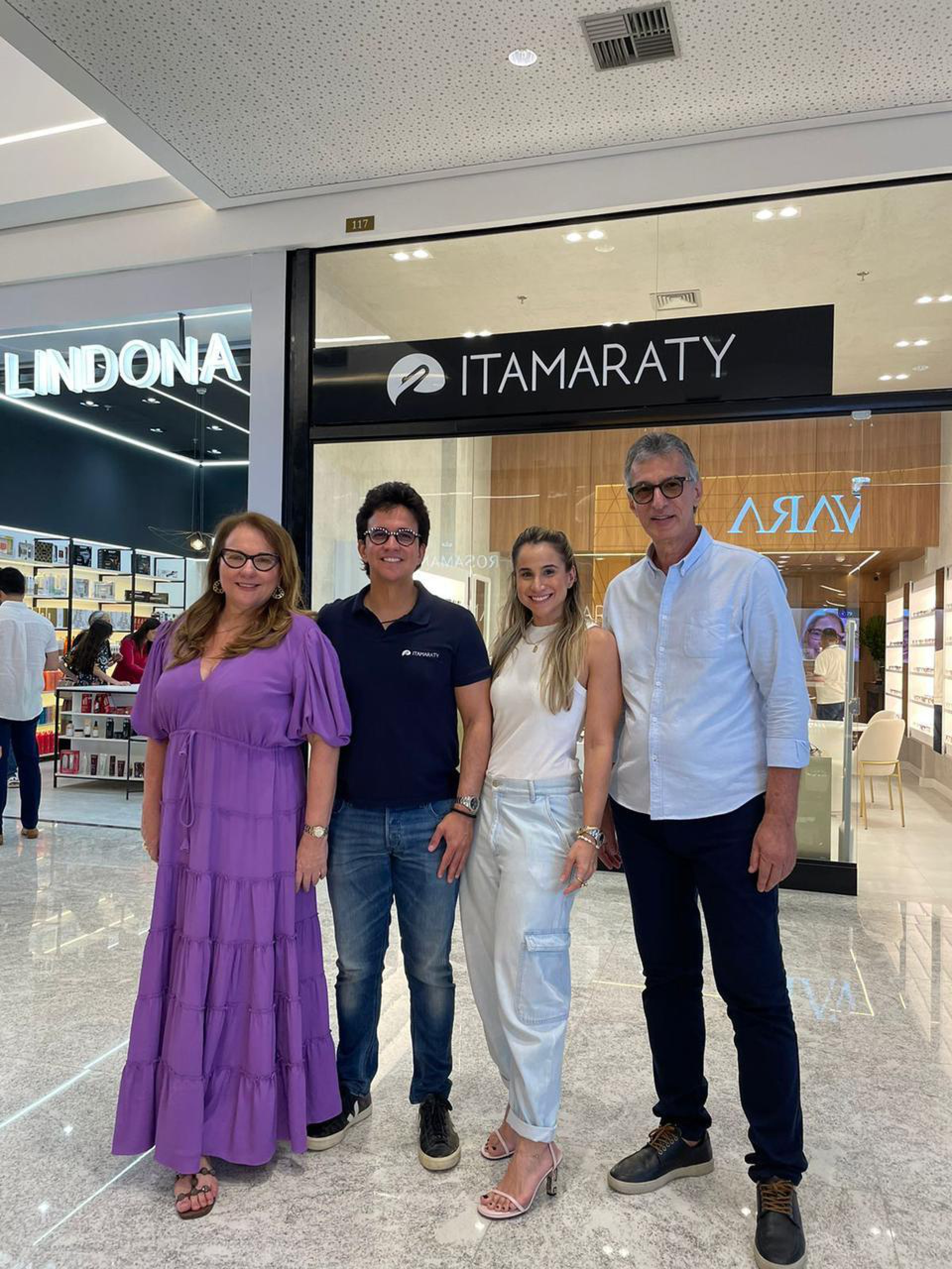 (Foto: Arquivo Pessoal)Luiziane com os filhos Panta e Roberta e Augusto Fontenelle