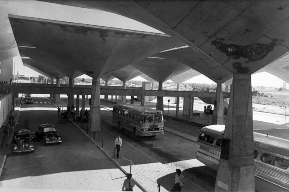 Construída em 1973, a Rodoviária de Fortaleza é um dos prédios mais icônicos da cidade e constitui um dos mais importantes patrimônios da arquitetura modernista do Ceará(Foto: Acervo/Marrocos Aragão)