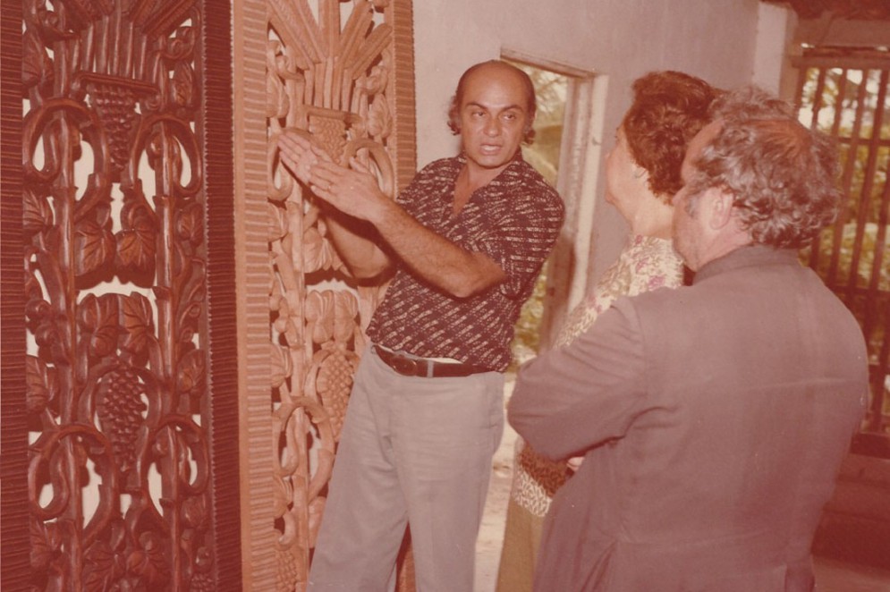 Marrocos Aragão é autor do projeto do trono e do papamóvel do Papa João Paulo II, quando o pontífice esteve em Fortaleza, no início dos anos 1980(Foto: Acervo/Marrocos Aragão)