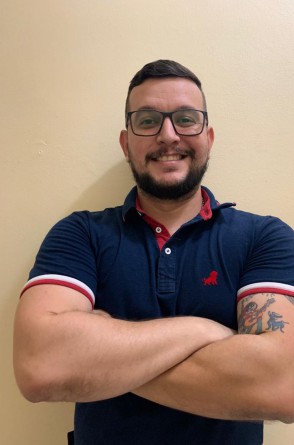 Professor Pedro Ramos sofre com insônia e relata ao O POVO agravamento das crises a medida com que usa celular em excesso (Foto: Arquivo Pessoal/O POVO)
