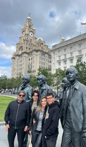 Leandro Vasques e Aline com os filhos Pedro e Gabriel: seguindo os passos dos Beatles(Foto: arquivo familiar)