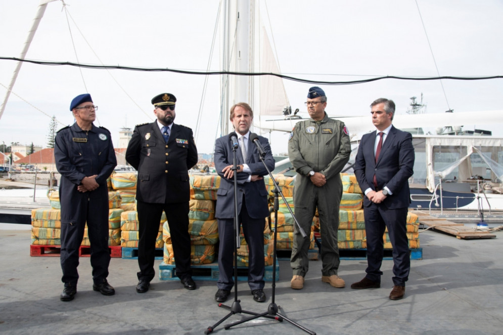 Diretor nacional da PJ Portugal, Luís Neves (ao centro), e Artur Vaz (à direita), diretor da UNCTE, numa apreensão de droga em embarcação em Lisboa este ano(Foto: DIVULGAÇÃO POLÍCIA JUDICIÁRIA DE PORTUGAL)