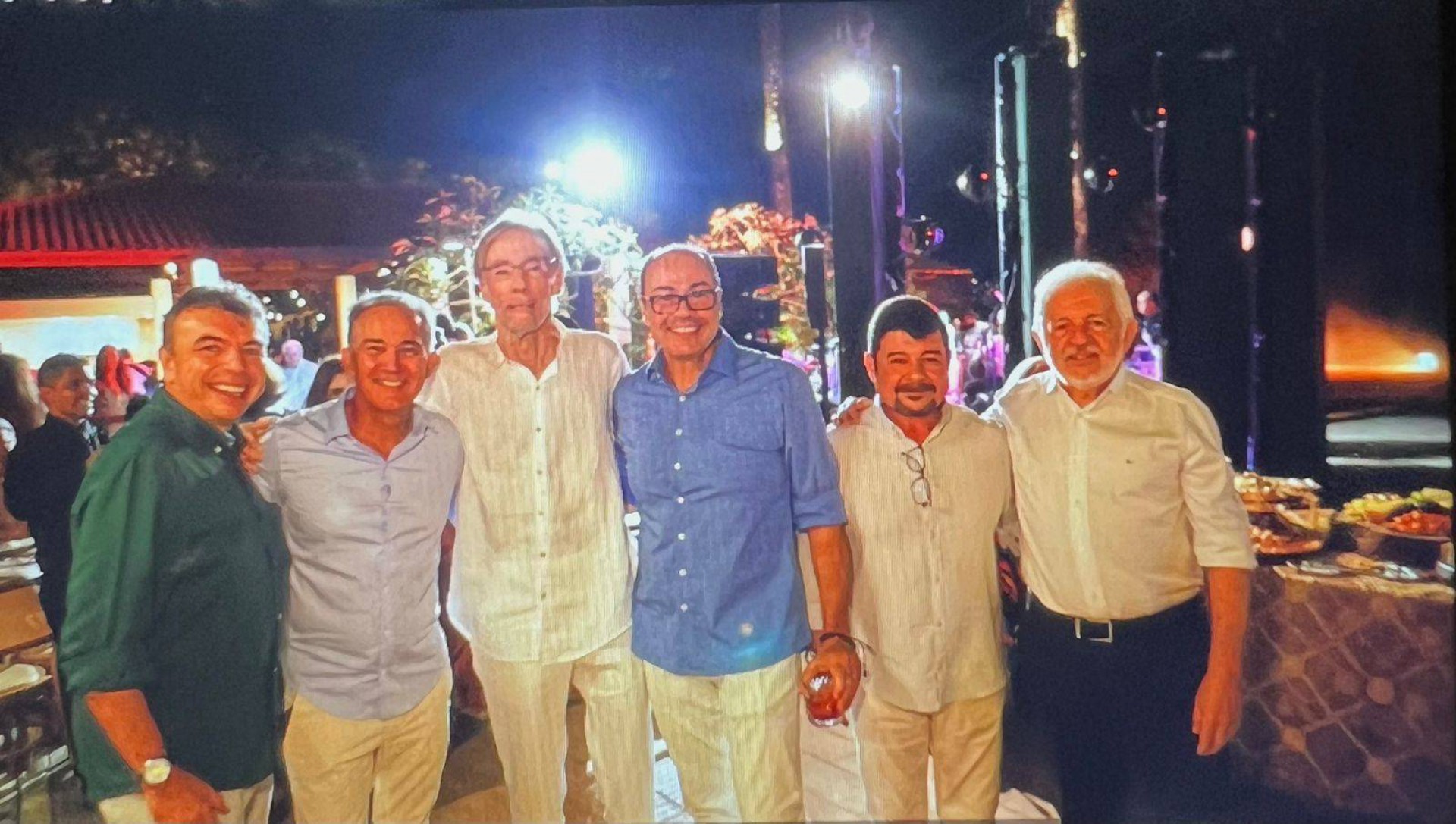 (Foto: Divulgação )Edson Lucena, Luís Cláudio Brasil, Breno Câmara, Marcelo Luz e Sérgio Veras cercando Alexandre