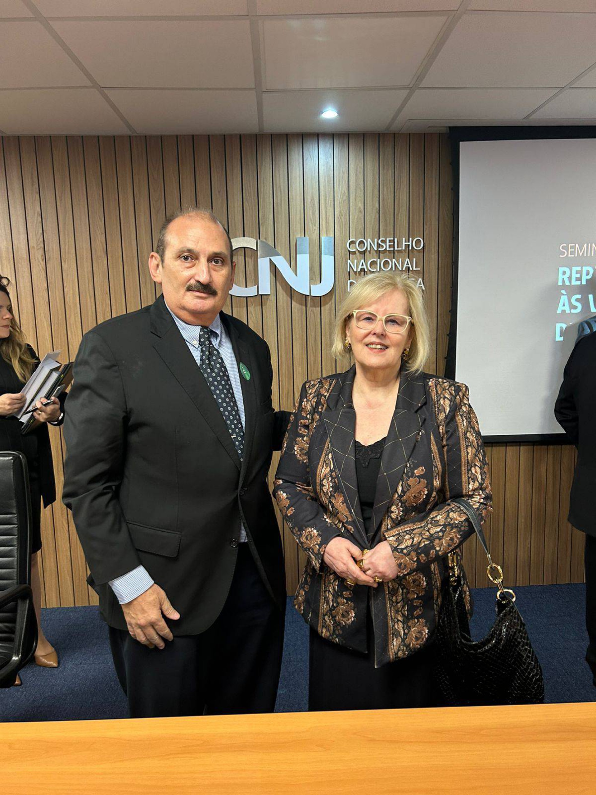 Desembargador Francisco José Gomes com a ministra Rosa Weber(Foto: Divulgação)