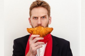 O comediante francês Paul Cabannes faz show de stand-up comedy no Teatro RioMar no sábado, 12