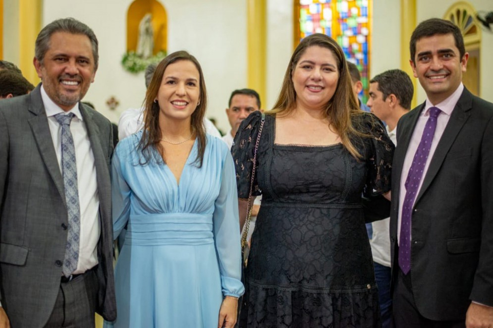 Elmano de Freitas e Lia com Marcos James Chaves Bessa e Karine Rodrigues Mattos(Foto: divulgação )