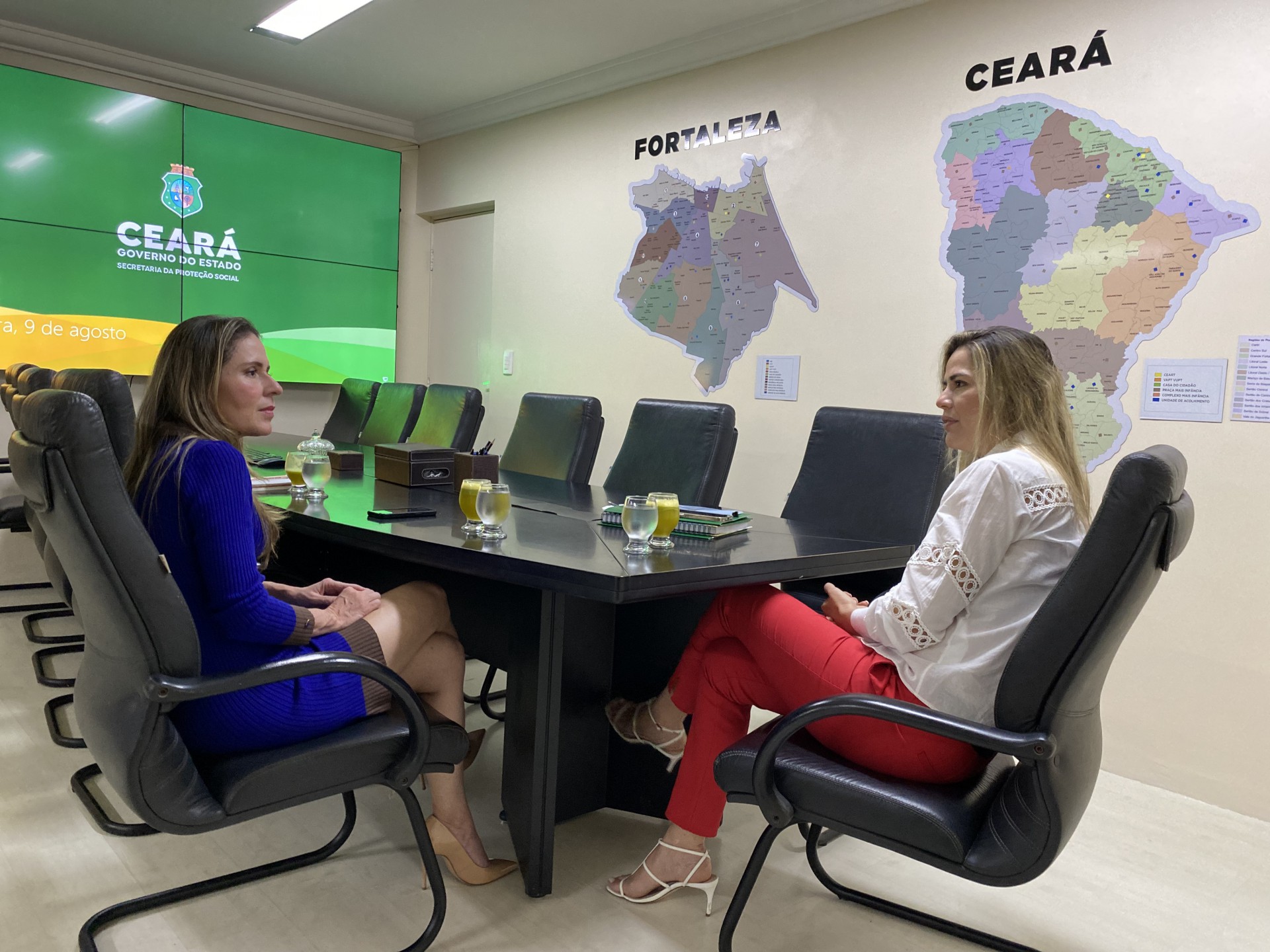 ￼Águeda Muniz, da Ambiental Ceará
e a secretária da SPS, Onélia Santana (Foto: Divulgação Aegea)