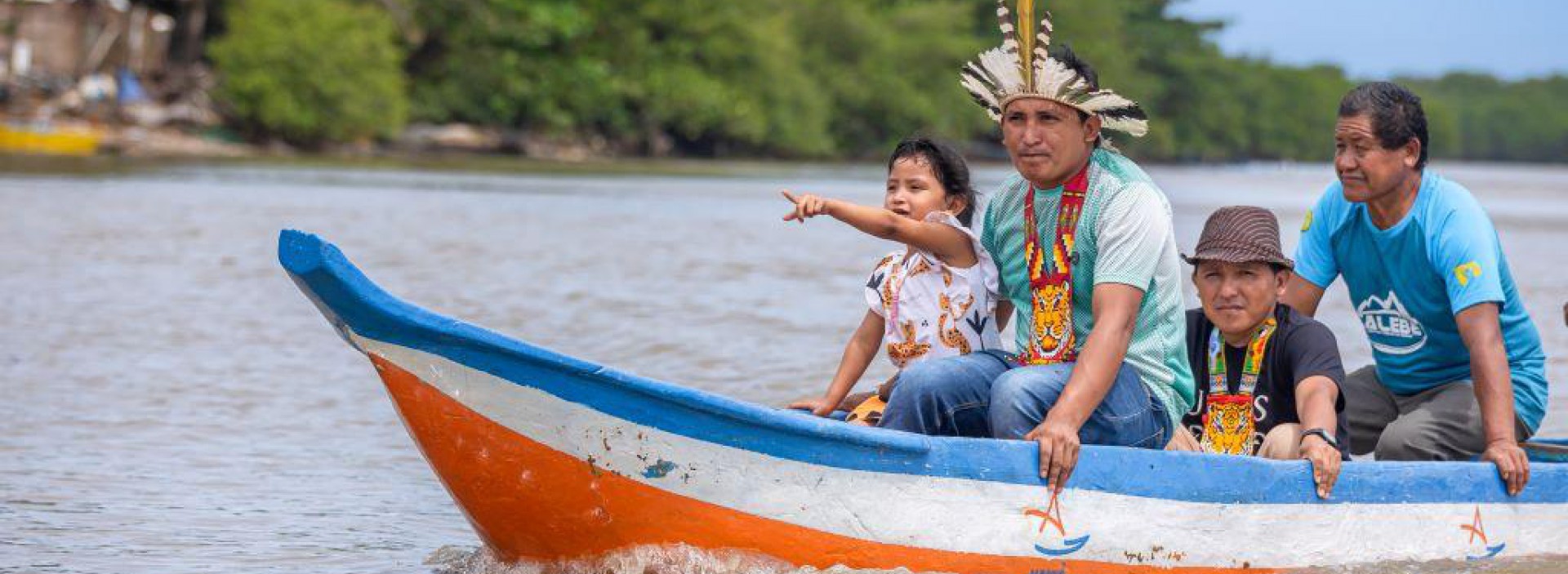 Em Maceió, indígenas Warao recebem barco da prefeitura para reconstruírem suas vidas através da pesca