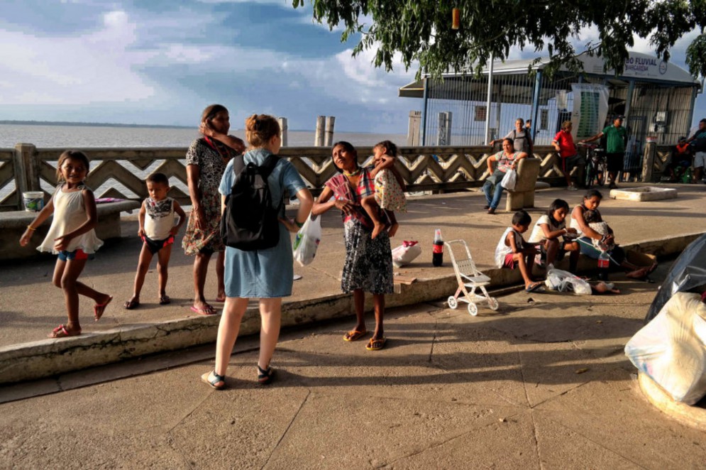 Foto do dia 18/10/2017 - Indígenas da etnia warao que vieram da Venezuela estão em situação de vulnerabilidade nas ruas e praças públicas de Belém.(Foto: Catarina Barbosa/Amazônia real)