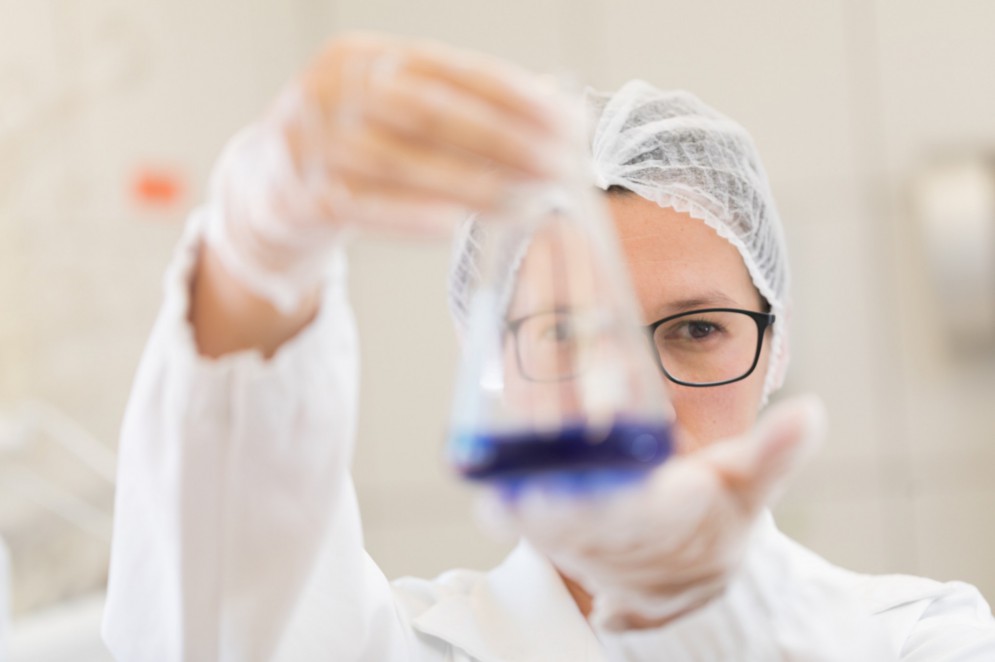 Como mestre em Biotecnologia, Talita Adeodato, fez uso da ciência para validar os melhores materiais genéticos de acerola e teve a disposição equipamentos laboratoriais modernos(Foto: Gustavo Rampini/Divulgação Fazenda Amway Nutrilite do Brasil)