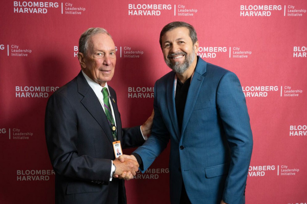 Michael Bloomberg, fundador da Bloomberg LP, e Élcio Batista (Foto: divulgação )