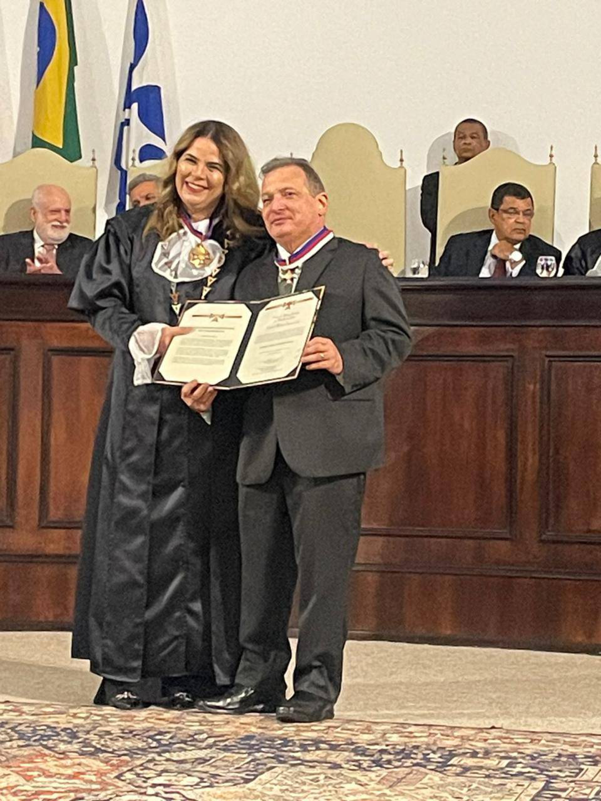 (Foto: Divulgação)Des. Débora Machado entregando comenda ao presidente do TRT/7ª Região, Des. Durval Maia