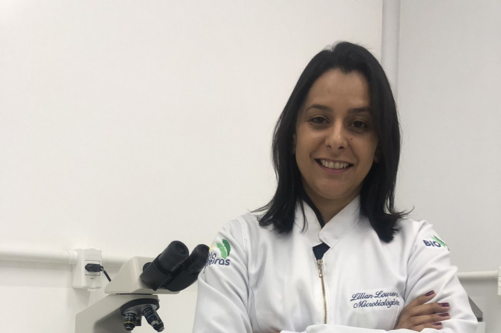 No Sítio Barreiras desde 2020, Lilian Lourenço, atua como microbiologista no controle biológico de pragas e doenças(Foto: Arquivo pessoal)