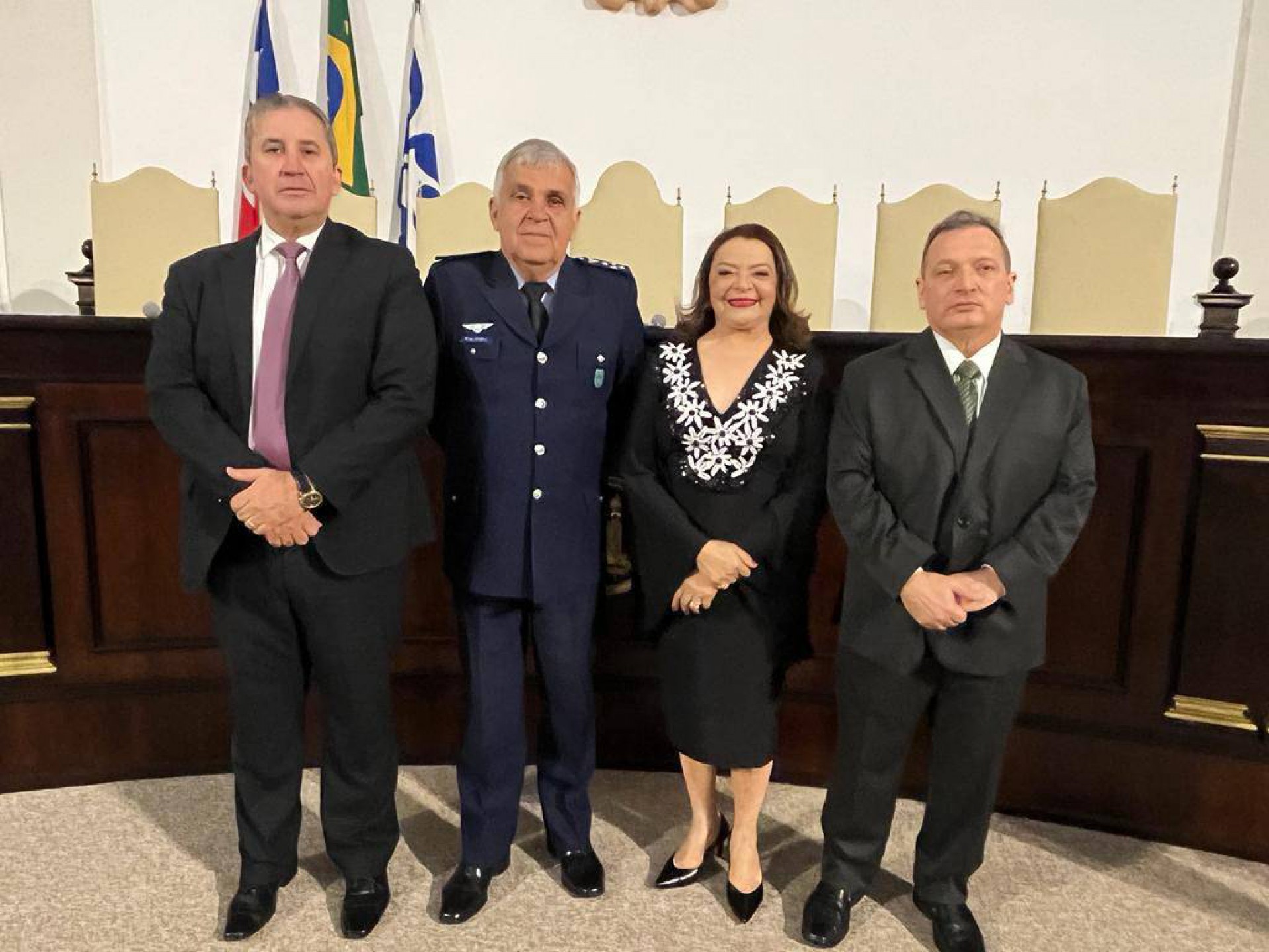 (Foto: Divulgação )Cearenses reunidos na Bahia: desembargadores Paulo Régis Botelho, Roseli Alencar e Durval Maia com  o ministro Francisco Joseli Parente Camelo, presidente do Superior Tribunal Militar