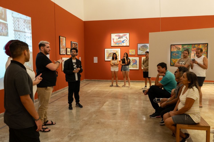 Visitas guiadas pela Pinacoteca incluem experiências com acessibilidade em Libras(Foto: Marilia Camelo/Pinacoteca do Ceará)