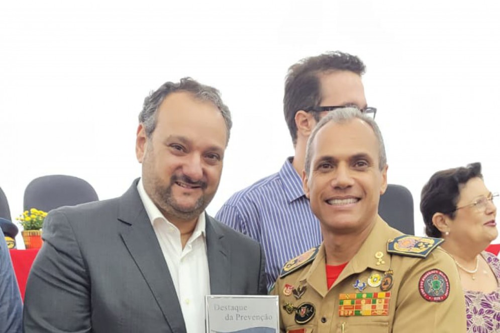 Patriolino Dias de Sousa, presidente do Sinduscon Ceará; e Comandante-Geral do Corpo de Bombeiros Militar do Estado do Ceará, Coronel José Cláudio Barreto de Sousa.(Foto: divulgação )