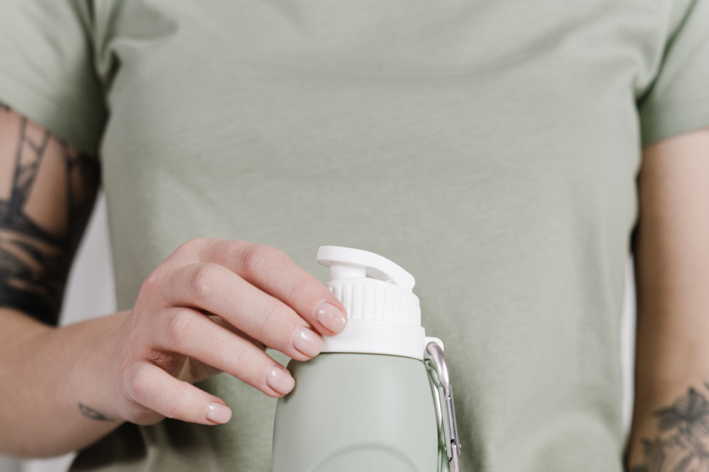 Garrafas com BPA são indicadas pelo símbolo de reciclagem de plástico com um número 7.