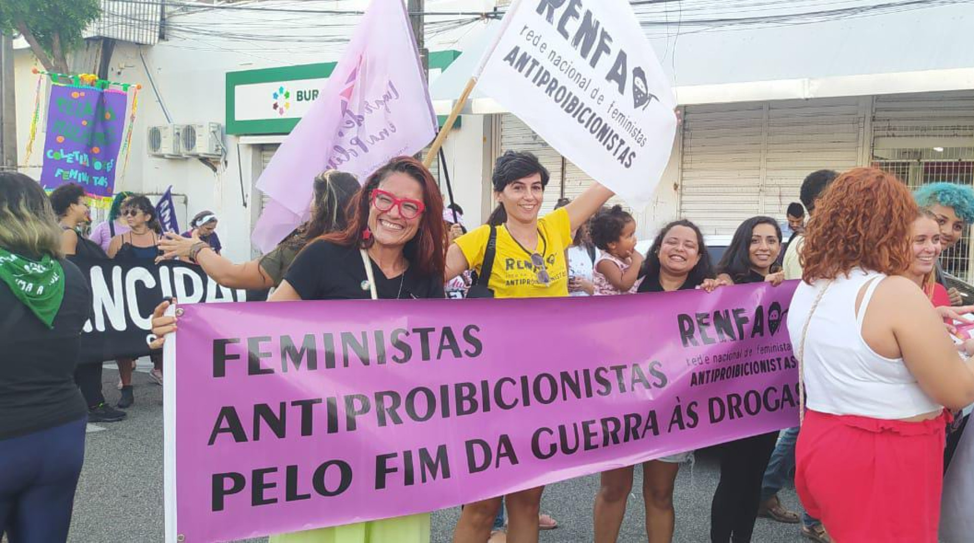 Erika Lima (à esquerda) durante manifestação representando a Rede Nacional de Feministas Antiproibicionistas (Renfa)(Foto: Arquivo pessoal)