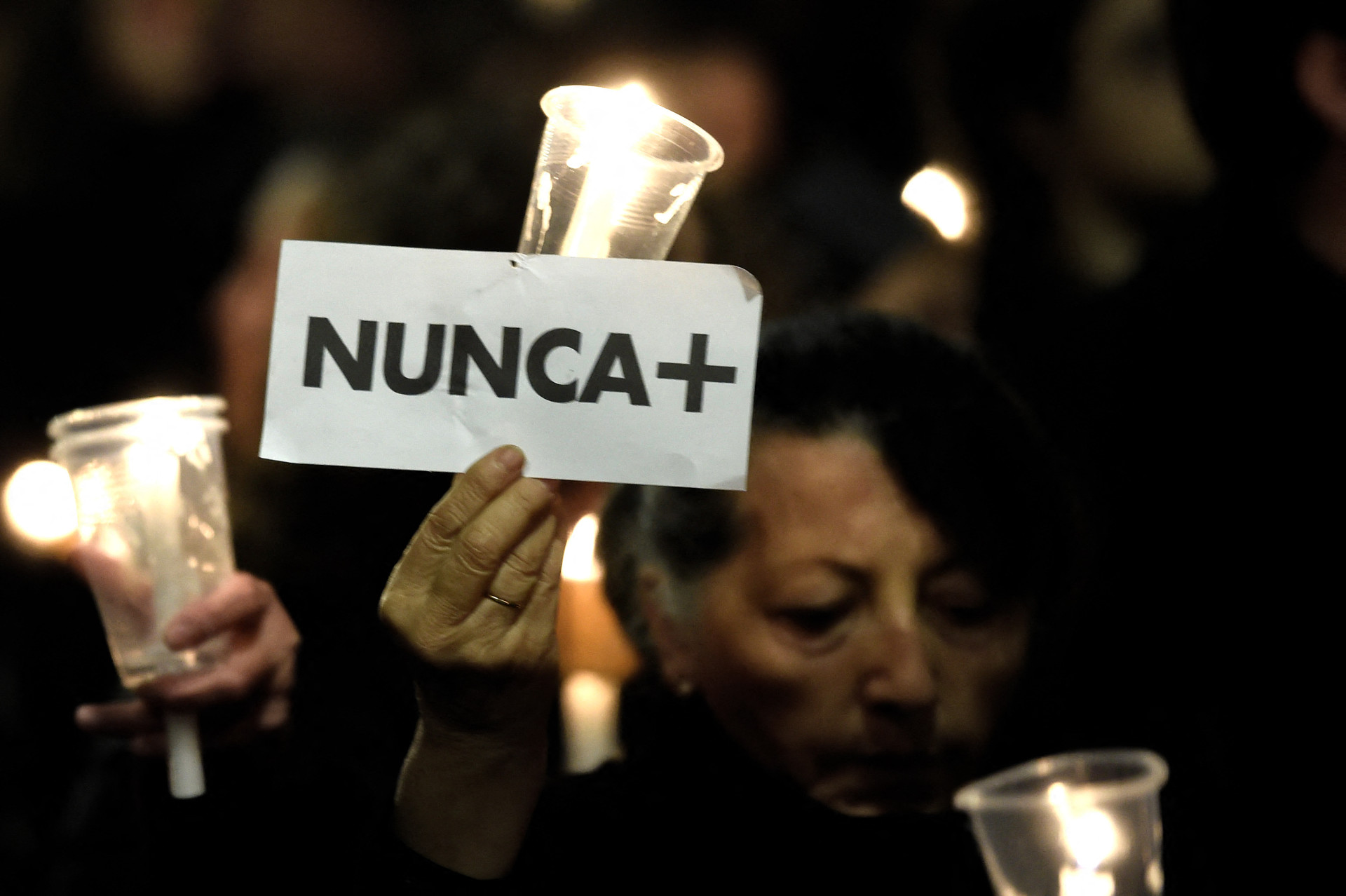 ￼CERCA de 6 mil mulheres marcharam 
com velas em Santiago contra o golpe de 1973 (Foto: PABLO VERA / AFP)