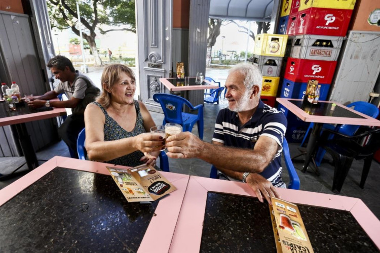 Fátima Silva e Eufrásio da Silva, proprietários do bar Lions(Foto: Camila de Almeida em 15-09-2016)