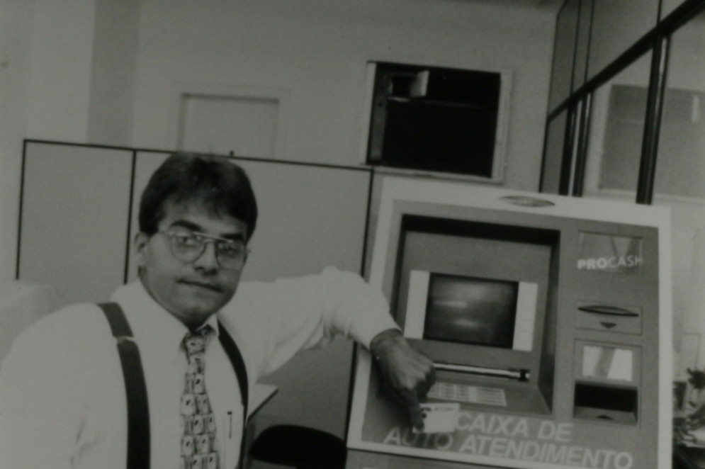 Alex Ferreira Gomes mostra caixa eletrônico em uma de suas empresas do grupo ACC Card(Foto: Alcebíades Silva, em 13/9/1996)