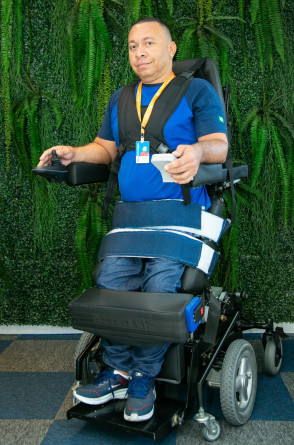O funcionário da Dell Erico Oliveira usando o exoesqueleto Steve na posição ortostática.(Foto: Erivelton Barbosa)